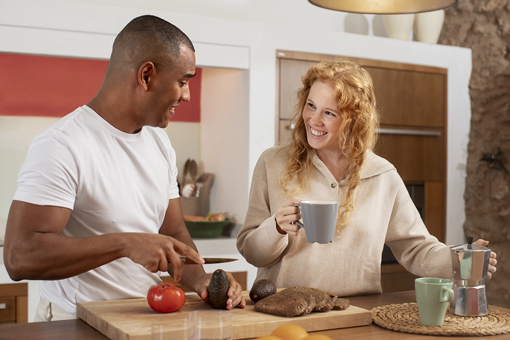 Couple heureux dans sa cuisine propre