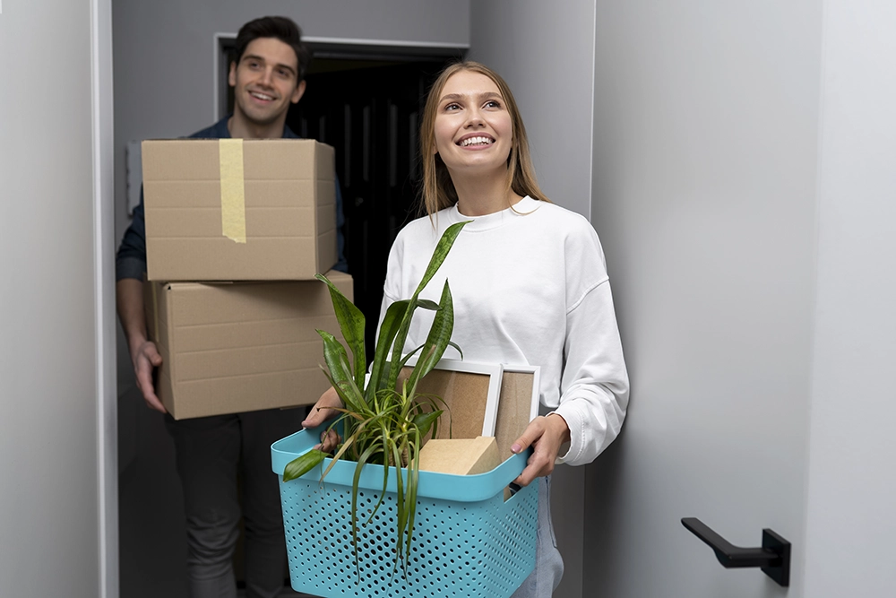 Couple qui transporte des affaires pour déménager