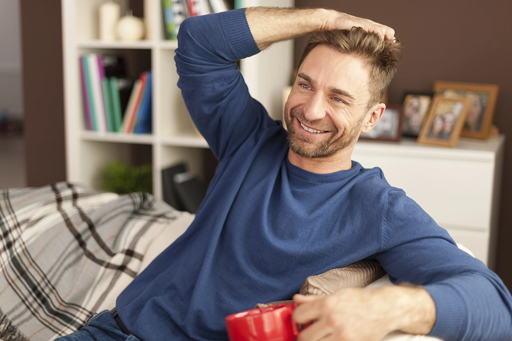 Homme détendu dans sa maison propre avec une tasse à la main