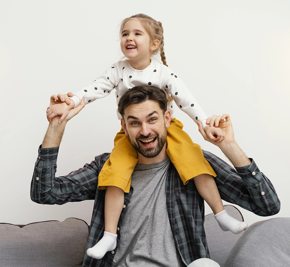 papa qui joue avec sa fille