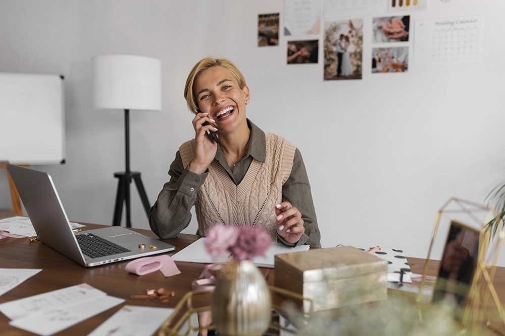 Femme heureuse en travaillant