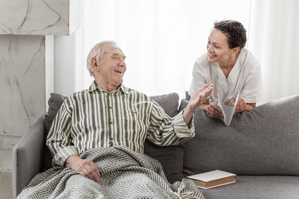 Homme âgé heureux qui discute avec une femme