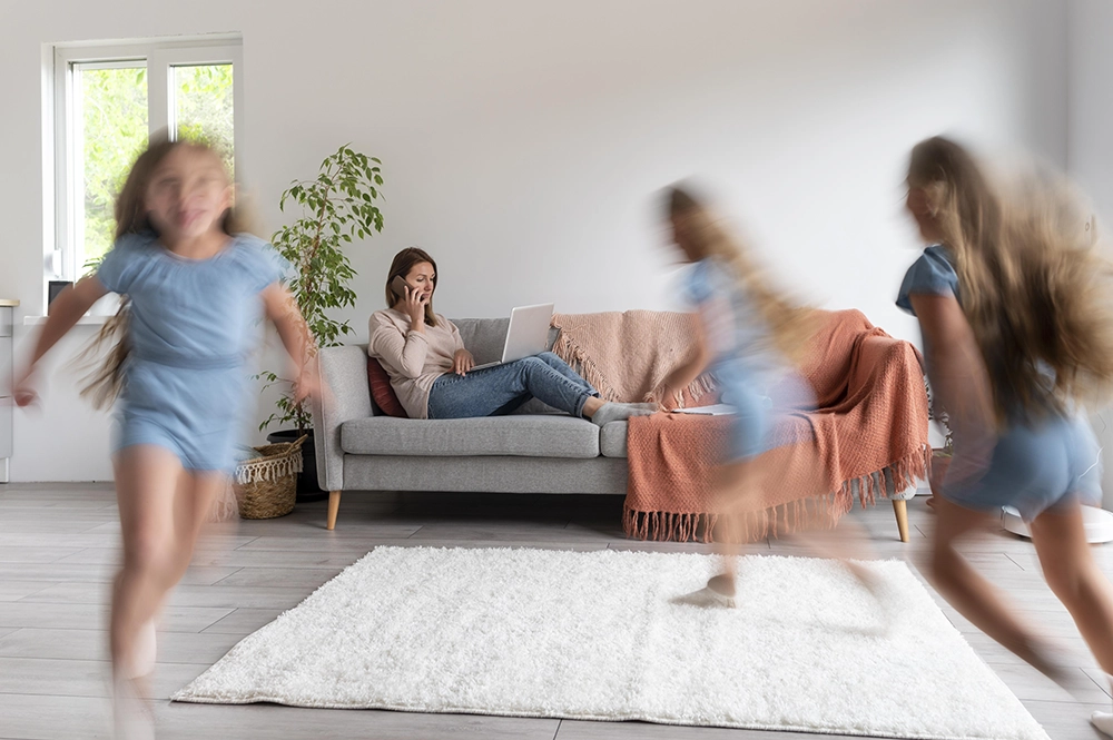 Femme sur un canapé qui a du mal à se concentrer